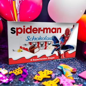 Könnte beinhalten: Eine rechteckige Schachtel Spider-Man Schokolade mit einer Grafik des Superhelden im rot-blauen Anzug. Die Verpackung zeigt den Text spider-man, Schokolade und 8 Superhelden Riegel sowie die Abbildung eines Glases mit Milch.