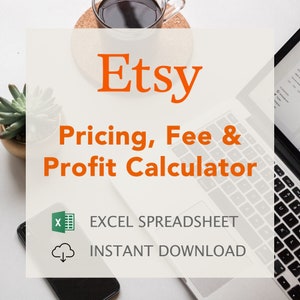以下が含まれることがあります： 白とオレンジのグラフィックで、「Etsy Pricing, Fee & Profit Calculator」というテキストと、「EXCEL SPREADSHEET」と「INSTANT DOWNLOAD」という単語が下にあります。グラフィックは、ラップトップとスマートフォンが背景にある白い背景にあります。