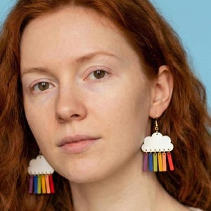 Kolczyki wiszące Rainbow Cloud – zabawna, kolorowa, akrylowa biżuteria o wyrazistym charakterze