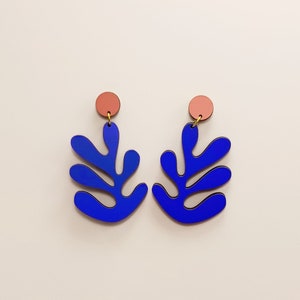 Pendientes colgantes de madera inspirados en Henri Matisse, pendientes azules y rosas, joyas inspiradas en el arte, ecológico BL5 imagen 1