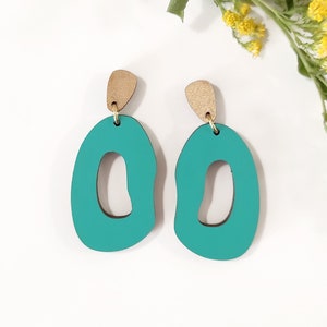 Boucles d&#39;oreilles en bois turquoise peintes à la main : pendentifs modernes découpés au laser
