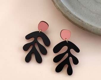 Pendientes colgantes de madera inspirados en Matisse, pendientes negros y rosas, joyería inspirada en el arte, BK78