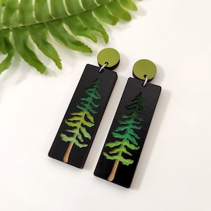 Boucles d'oreilles pin, bois gravé, boucles d'oreilles pendantes pin, cadeau pour elle, cadeau pour amoureux de la nature, boucles d'oreilles arbre, cadeau pour amoureux de la forêt, BK130