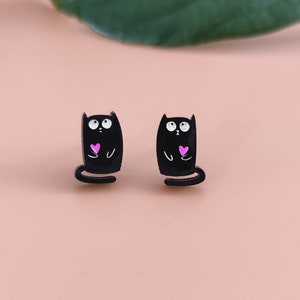 かわいい黒猫のスタッドピアス、手描きの木製ジュエリー、黒猫のピアス、猫のスタッドピアス、面白い猫のピアス、環境に優しい