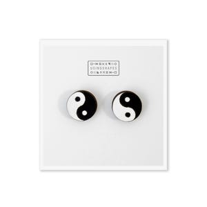 Yin Yang Ohrstecker: Handbemaltes Birkensperrholz, Antiallergisch