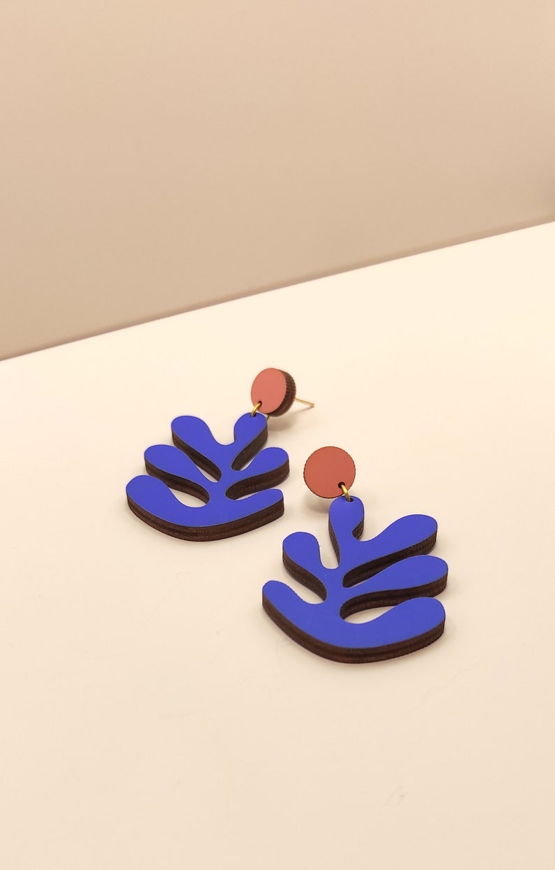 Pendientes colgantes de madera inspirados en Henri Matisse, pendientes azules y rosas, joyas inspiradas en el arte, ecológico BL5 imagen 3