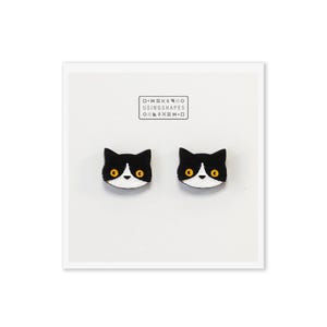 タキシード猫スタッドピアス、手描き木製ジュエリー、タキシードピアス、かわいい猫スタッドピアス、環境に優しい
