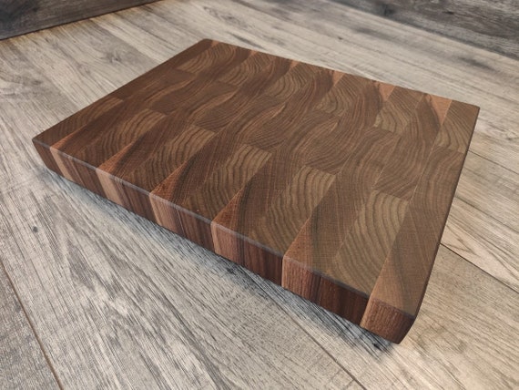 Walnut End Grain Chopping Board in a Vertical Grain Pattern 400mm