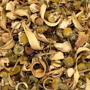 Peut inclure: Gros plan sur un mélange de fleurs de camomille séchées, de pétales et d'herbes. Le mélange présente des fleurs de camomille jaunes, des pétales beiges et diverses herbes vertes et brunes. L'image met en valeur les textures et les couleurs naturelles des plantes séchées, suggérant une tisane ou un pot-pourri.