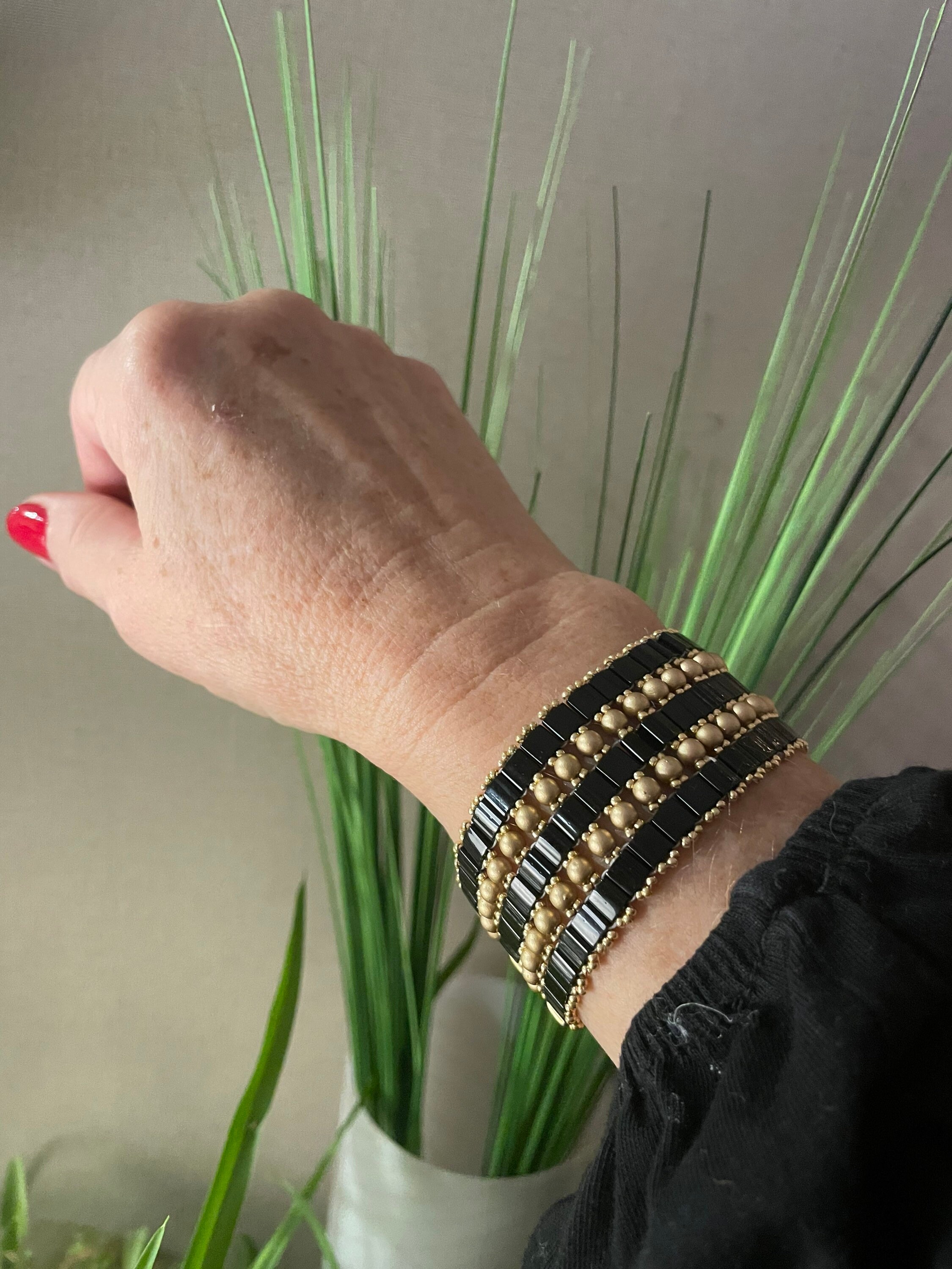 ブラックとゴールドのビーズを編み込んだシックでトレンド感のある幅広