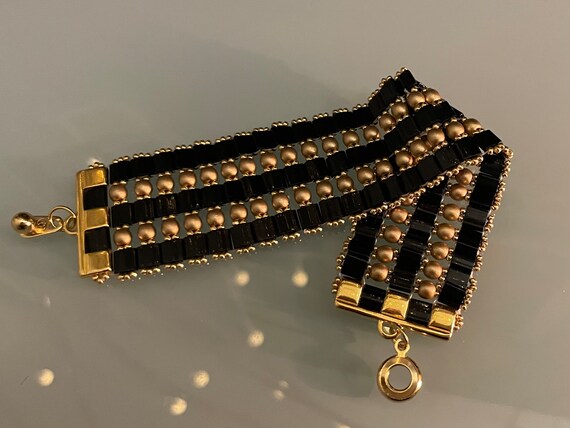 ブラックとゴールドのビーズを編み込んだシックでトレンド感のある幅広