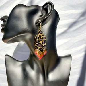 Lange Ohrringe mit Leopardenmuster aus Miyuki-Perlen – Handgefertigter, vergoldeter Schmuck im Boho-Chic-Stil – Originelles Geschenk für Frauen