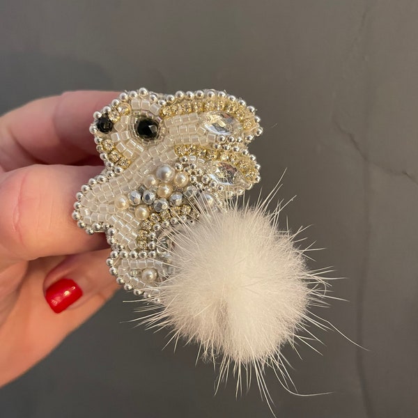 Broche perles blanches, strass et cristaux blancs. Petit Lapin Symbole 2023