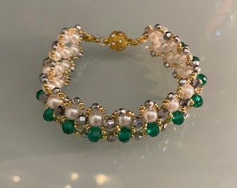 Bracelet cristal vert émeraude et perles rondes blanc nacré. Fermoir magnétique doré