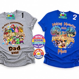 Może przedstawiać: Szary t-shirt z grafiką postaci z Mario i napisem Family Adventures Universal Studios Dad 2026 oraz niebieski t-shirt z grafiką Myszki Miki i napisem Making Memories 2026 Universal Studios Mom.