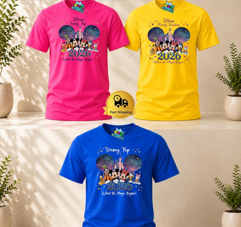 Puede incluir: Tres camisetas de manga corta y cuello redondo en rosa brillante, amarillo y azul. Cada camiseta presenta un gr&aacute;fico de personajes de Disney, un castillo, fuegos artificiales, el a&ntilde;o 2026 y el texto Disney Family Trip o Disney Trip Where the Magic Begins.