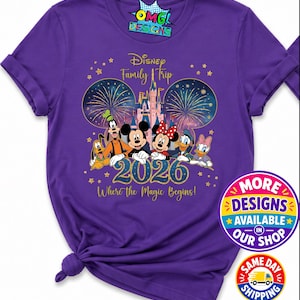 Puede incluir: Una camiseta morada de manga corta con un gr&aacute;fico de personajes de Disney que incluye a Mickey, Minnie, Goofy, Pluto, Donald y Daisy frente a un castillo con fuegos artificiales. El texto dice Disney Family Trip, 2026 y Where the Magic Begins.