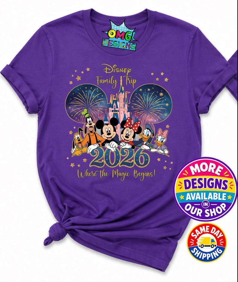 Puede incluir: Una camiseta morada de manga corta con un gr&aacute;fico de personajes de Disney que incluye a Mickey, Minnie, Goofy, Pluto, Donald y Daisy frente a un castillo con fuegos artificiales. El texto dice Disney Family Trip, 2026 y Where the Magic Begins.
