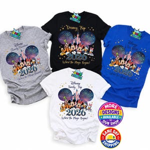 Puede incluir: Cuatro camisetas de manga corta en gris, negro, blanco y azul. Cada una presenta un gr&aacute;fico de personajes de Disney, un castillo, fuegos artificiales y el texto Disney Family Vacation 2026 Where the Magic Begins. Una etiqueta de logo en el cuello.