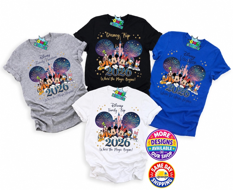 Puede incluir: Cuatro camisetas de manga corta en gris, negro, blanco y azul. Cada una presenta un gr&aacute;fico de personajes de Disney, un castillo, fuegos artificiales y el texto Disney Family Vacation 2026 Where the Magic Begins. Una etiqueta de logo en el cuello.