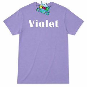 Puede incluir: Una camiseta de manga corta de color violeta claro con la palabra Violet impresa en letras blancas grandes en el pecho. Cerca del cuello, hay un logotipo gr&aacute;fico colorido con el texto OMG DESIGNS en un bocadillo de estilo c&oacute;mic.