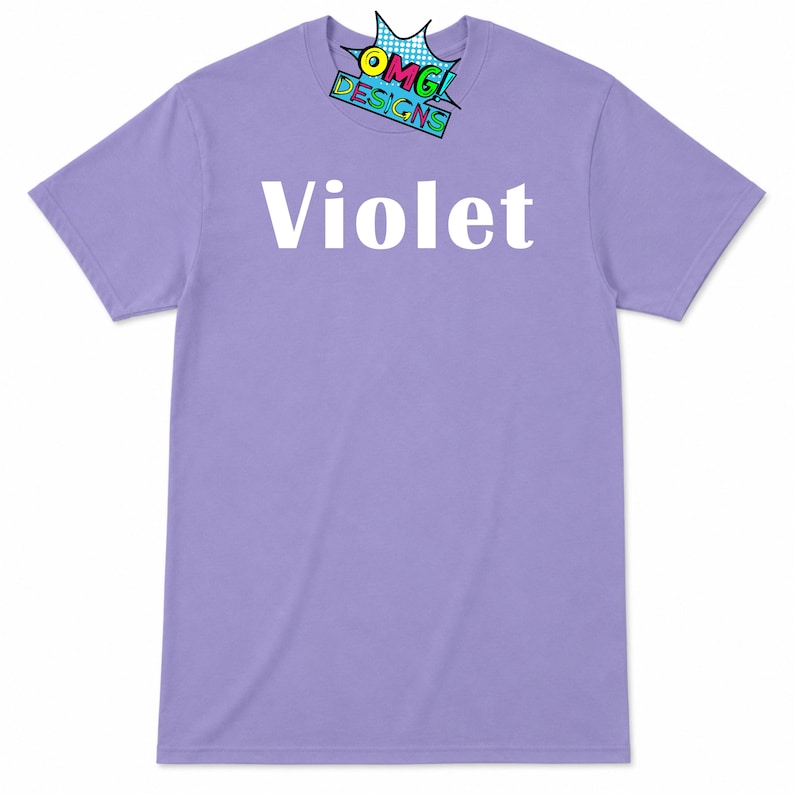 Puede incluir: Una camiseta de manga corta de color violeta claro con la palabra Violet impresa en letras blancas grandes en el pecho. Cerca del cuello, hay un logotipo gr&aacute;fico colorido con el texto OMG DESIGNS en un bocadillo de estilo c&oacute;mic.