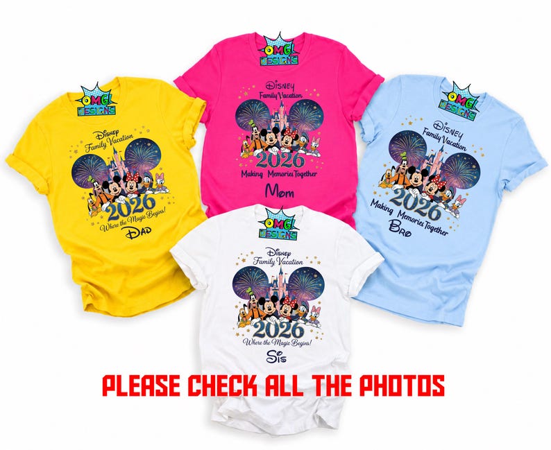 Puede incluir: Cuatro camisetas de manga corta en amarillo, rosa, blanco y azul claro. Cada una presenta un gr&aacute;fico con personajes de Disney, un castillo, fuegos artificiales, el texto Disney Family Vacation 2026 y etiquetas: Dad, Mom, Bro y Sis. Logo OMG Designs presente.