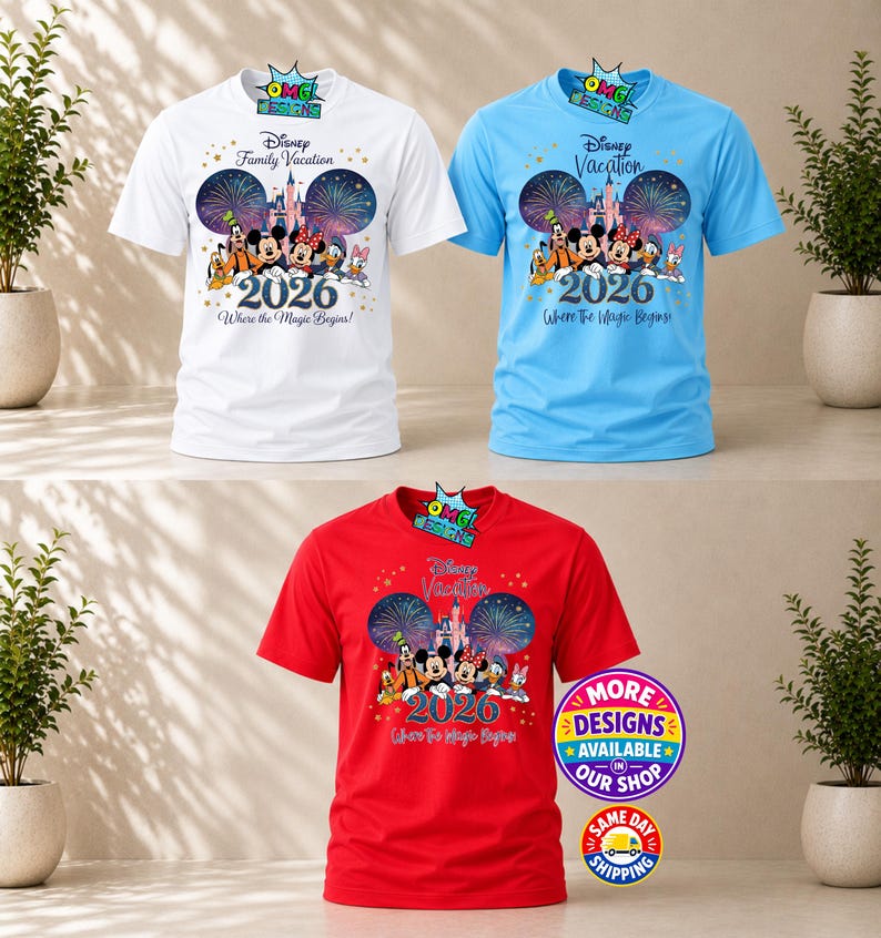 Puede incluir: Tres camisetas de manga corta en blanco, azul claro y rojo. Cada una presenta un gr&aacute;fico de personajes de Disney, un castillo, fuegos artificiales y el texto Disney Family Vacation 2026 Where the Magic Begins. Un peque&ntilde;o logo est&aacute; arriba.