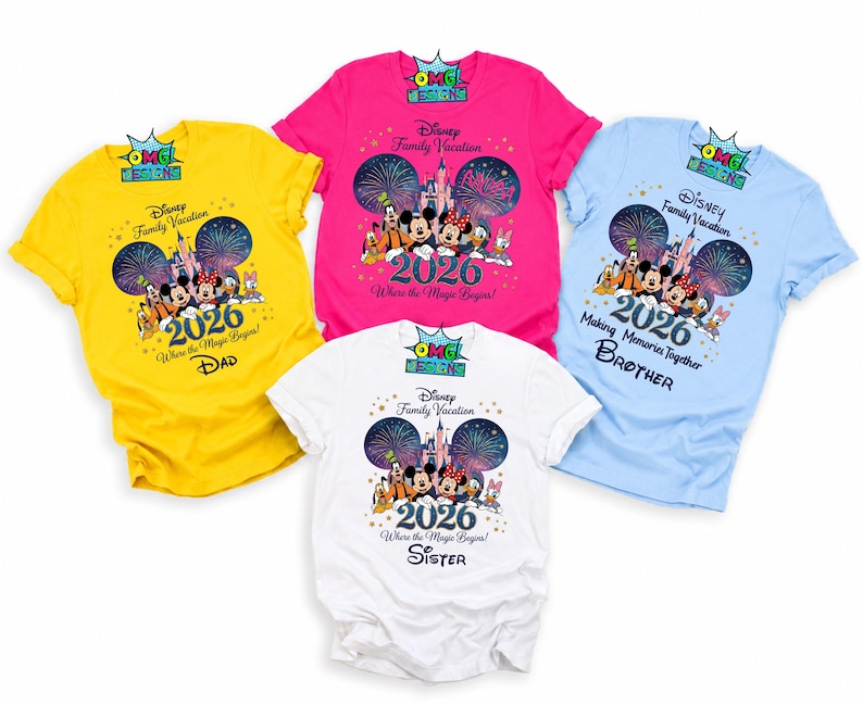 Puede incluir: Cuatro camisetas de manga corta en amarillo, rosa intenso, azul claro y blanco. Cada una presenta un gr&aacute;fico de personajes Disney, un castillo, fuegos artificiales y el texto Disney Family Vacation 2026. Incluyen etiquetas Dad, Brother y Sister.