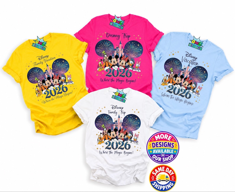 Puede incluir: Cuatro camisetas de manga corta en amarillo, rosa, blanco y azul claro. Cada una presenta un gr&aacute;fico de personajes de Disney, un castillo, fuegos artificiales y el texto Disney Family Vacation 2026 Where the Magic Begins. Logos de corona.