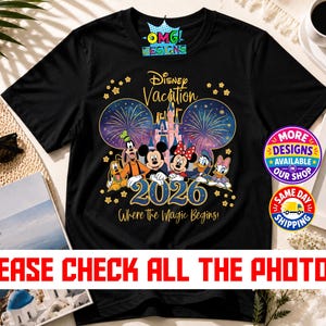 Puede incluir: Una camiseta negra con un gr&aacute;fico de personajes de Disney que incluye a Mickey Mouse, Minnie Mouse, Goofy, Pluto, el Pato Donald y Daisy frente a un castillo con fuegos artificiales. El texto dice Disney Vacation 2026 Where The Magic Begins.