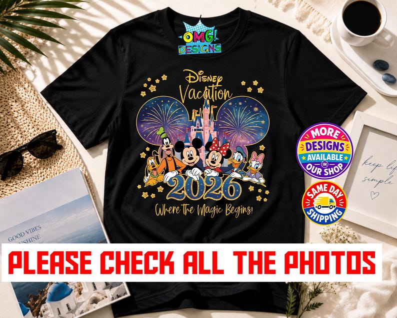 Puede incluir: Una camiseta negra con un gr&aacute;fico de personajes de Disney que incluye a Mickey Mouse, Minnie Mouse, Goofy, Pluto, el Pato Donald y Daisy frente a un castillo con fuegos artificiales. El texto dice Disney Vacation 2026 Where The Magic Begins.