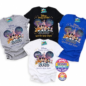Puede incluir: Cuatro camisetas de manga corta en gris, negro, blanco y azul, cada una con un gr&aacute;fico de personajes de Disney, un castillo, fuegos artificiales, el texto Disney Family Vacation, 2026 y Where The Magic Begins, con t&iacute;tulos familiares.