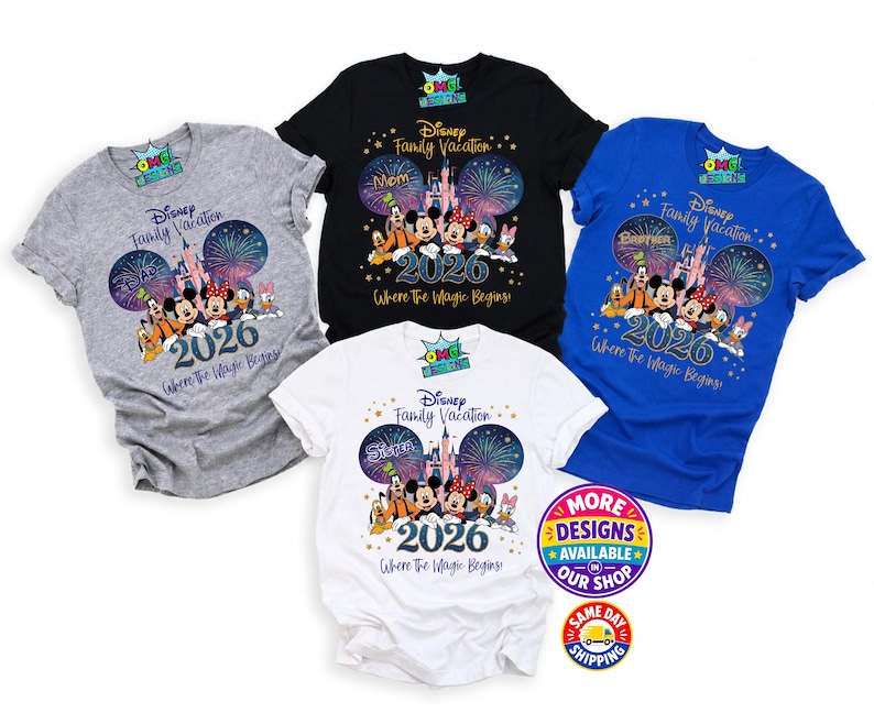 Puede incluir: Cuatro camisetas de manga corta en gris, negro, blanco y azul, cada una con un gr&aacute;fico de personajes de Disney, un castillo, fuegos artificiales, el texto Disney Family Vacation, 2026 y Where The Magic Begins, con t&iacute;tulos familiares.