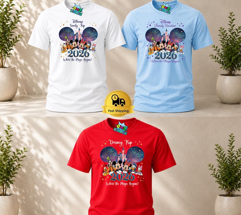Puede incluir: Tres camisetas de manga corta y cuello redondo en blanco, azul claro y rojo. Cada camiseta presenta un gr&aacute;fico de personajes de Disney, un castillo, fuegos artificiales, el a&ntilde;o 2026 y el texto Disney Family Trip o Disney Family Vacation Where the Magic Begins.