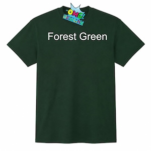 Puede incluir: Una camiseta de manga corta de color verde bosque con el texto blanco Forest Green impreso en el pecho. En la parte superior central del cuello, hay una peque&ntilde;a etiqueta gr&aacute;fica colorida con el texto OMG! DESIGNS en fuente de c&oacute;mic.