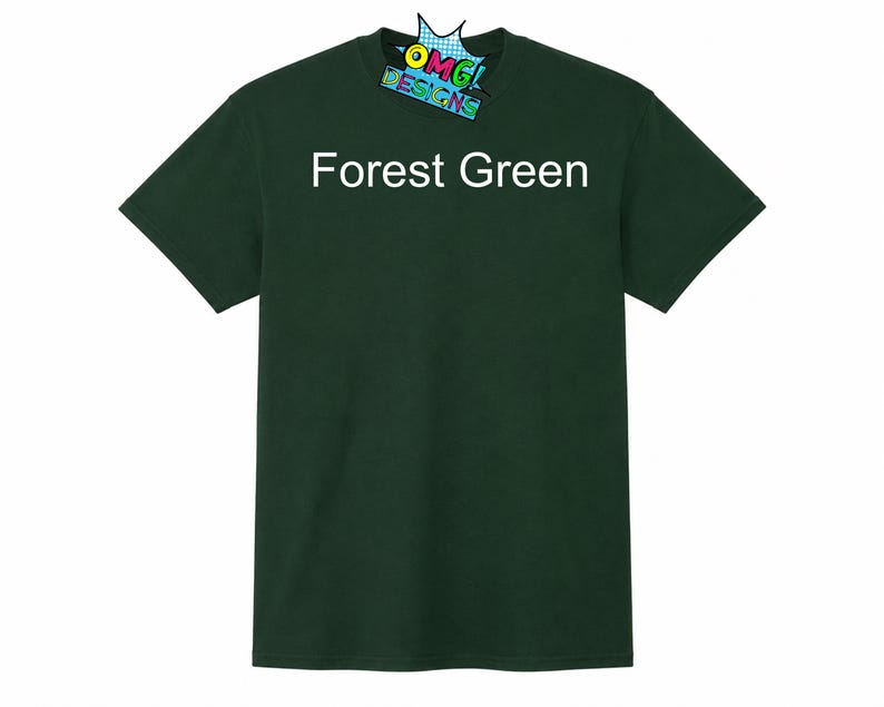 Puede incluir: Una camiseta de manga corta de color verde bosque con el texto blanco Forest Green impreso en el pecho. En la parte superior central del cuello, hay una peque&ntilde;a etiqueta gr&aacute;fica colorida con el texto OMG! DESIGNS en fuente de c&oacute;mic.