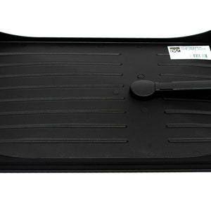 Pode incluir: Bandeja de gotejamento de pl&aacute;stico preto com uma borda elevada e uma al&ccedil;a. A bandeja tem uma superf&iacute;cie texturizada com linhas paralelas.