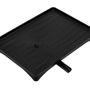 Pode incluir: Bandeja de gotejamento de pl&aacute;stico preto com um bocal de drenagem. A bandeja tem cristas elevadas na parte inferior para ajudar na drenagem.