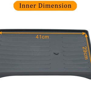 Pode incluir: Uma bandeja de pl&aacute;stico cinza com uma superf&iacute;cie estriada e uma borda elevada. A bandeja mede 41 cm por 29 cm. "Inner Dimension" est&aacute; escrito em laranja na parte superior da imagem.