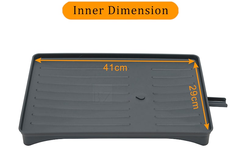 Pode incluir: Uma bandeja de pl&aacute;stico cinza com uma superf&iacute;cie estriada e uma borda elevada. A bandeja mede 41 cm por 29 cm. "Inner Dimension" est&aacute; escrito em laranja na parte superior da imagem.