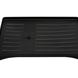 Pode incluir: Bandeja de gotejamento de pl&aacute;stico preto com cristas elevadas e uma pequena borda em um lado. A bandeja tem uma ligeira curva na parte inferior.