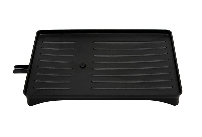 Pode incluir: Bandeja de gotejamento de pl&aacute;stico preto com cristas elevadas e uma pequena borda em um lado. A bandeja tem uma ligeira curva na parte inferior.