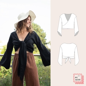 Op de afbeelding: Een zwarte wikkel top met lange, uitlopende mouwen die in de taille zijn vastgebonden. Het model draagt de top met een bruine broek en een witte zonnehoed. Rechts is een diagram van de top te zien. De tekst "DO IT MY WEAR" staat in een roze vierkant.