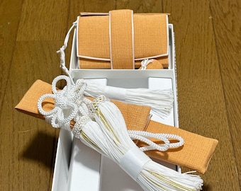 A set of HAKOSEKO and KAIKEN used for Japanese formal kimono.