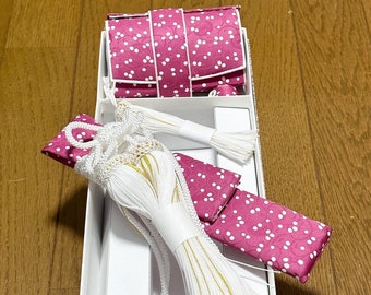 A set of HAKOSEKO and KAIKEN used for Japanese formal kimono.