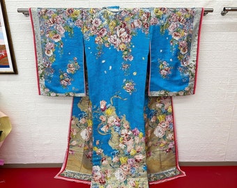 Japanese Kimonos: Wear a Piece of Japanese Culture.Authentic Japanese Kimonos for Sale. kimono Robe. kimono with the image of a junihitoe