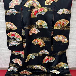 Japanese Kimonos: Wear a Piece of Japanese Culture.Authentic Japanese Kimonos for Sale. UCHIKAKE,Wedding Kimono,Silk,  Fabric, original.