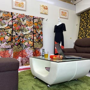 Japanische Kimonos: Tragen Sie ein Stück japanischer Kultur.Authentische japanische Kimonos zum Verkauf. UCHIKAKE,Hochzeitskimono,Hochzeitskimono,Seide,Stoff,Original.