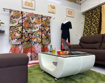 Japanische Kimonos: Tragen Sie ein Stück japanischer Kultur.Authentische japanische Kimonos zum Verkauf. UCHIKAKE,Hochzeitskimono,Hochzeitskimono,Seide,Stoff,Original.
